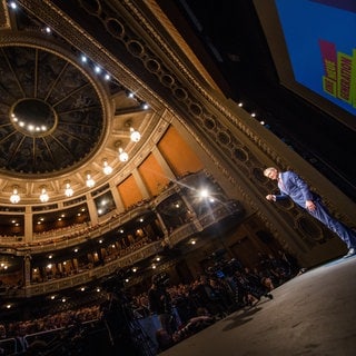 Christian Lindner (r), Bundesvorsitzender der FDP, hält am 06.01.2018 bei der traditionellen Dreikönigskundgebung der FDP im Opernhaus in Stuttgart eine Rede. (Archivbild)