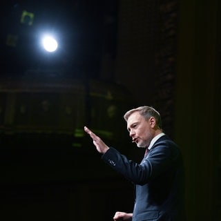 Christian Lindner, Bundesvorsitzender der FDP, spricht im Opernhaus in Stuttgart beim traditionellen Dreikönigstreffen der FDP.