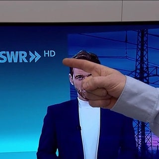 Es wird auf das HD neben dem SWR-Logo gezeigt