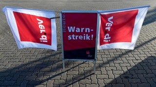 Ein Streikschild von ver.di Die Gewerkschaft hat im Tarifstreit das private Busgewerbe in Baden-Württemberg zu Warnstreiks aufgerufen (Symbolbild).