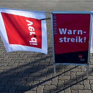 Ein Streikschild von ver.di Die Gewerkschaft hat im Tarifstreit das private Busgewerbe in Baden-Württemberg zu Warnstreiks aufgerufen (Symbolbild).