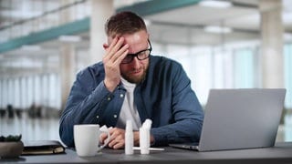 Ein Mann ist trotz Krankheit bei der Arbeit (Symbolbild)