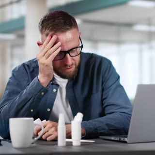 Ein Mann ist trotz Krankheit bei der Arbeit (Symbolbild)