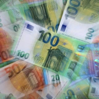 Verschiedene Euro-Banknoten liegen auf einem Tisch.