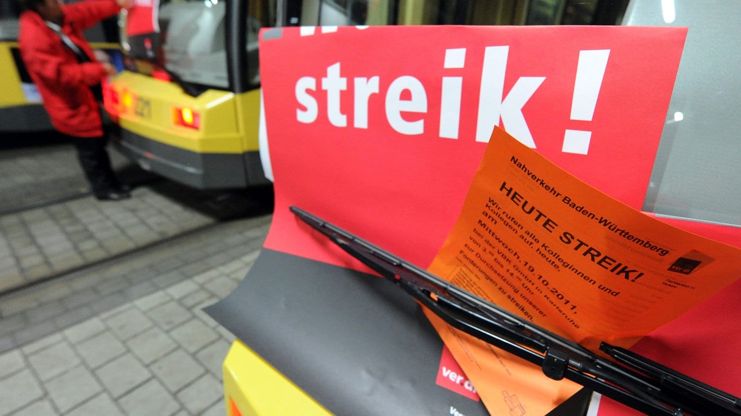 In einem Depot der Verkehrsbetriebe Karlsruhe werden am Mittwoch (19.10.2011) Straßenbahnen bestreikt. Wegen der Streiks im kommunalen Nahverkehr stehen in Karlsruhe, Baden-Baden, Konstanz und Heilbronn etliche Busse und Bahnen still.