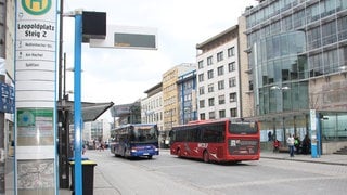 Buslinien fahren  auf dem Busbahnhof Leopoldplatz in Pforzheim. Für Donnerstag und Freitag hat die Gewerkschaft ver.di zu Streiks im privaten Busgewerbe aufgerufen.