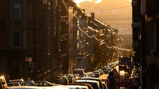 Reihenhäuser an einer Straße in Stuttgart. Laut einer neuen Studie wirken sich steigende Mietpreise auf das Wahlverhalten der Menschen aus.