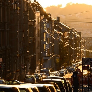 Reihenhäuser an einer Straße in Stuttgart. Laut einer neuen Studie wirken sich steigende Mietpreise auf das Wahlverhalten der Menschen aus.