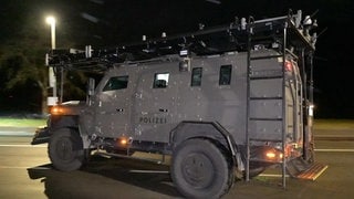 Ein gepanzertes Polizeifahrzeug ist am Donnerstagabend im Stadtteil Ihlingen bei Horb am Neckar im Einsatz.