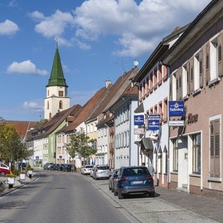 Die Hauptstraße, Ortsdurchfahrt von der Stadt Hüfingen mit der Kirche St. Verena.