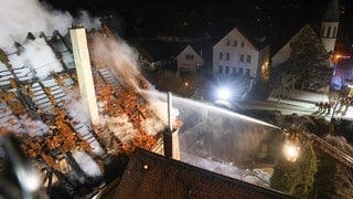 Die Feuerwehr löscht den Brand in einem Haus in der Altstadt in Riedlingen. Mindestens 1 Mensch kam bei dem Feuer ums Leben.