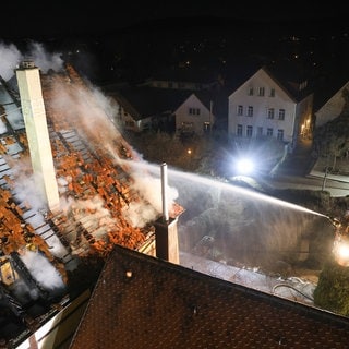 Die Feuerwehr löscht den Brand in einem Haus in der Altstadt in Riedlingen. Mindestens 1 Mensch kam bei dem Feuer ums Leben.