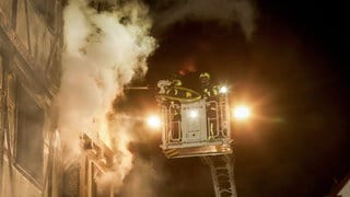 Die Feuerwehr löscht den Brand in einem Haus in der Altstadt von Riedlingen. Mindestens ein Mensch ist dabei ums Leben gekommen.