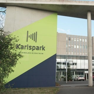 Das Logo und das Eingangstor zum Karlspark in Karlsruhe