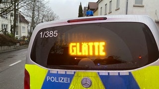 Glatte Straßen in Baden-Württemberg haben für viele Unfälle gesorgt. Die Polizei ist im Einsatz.