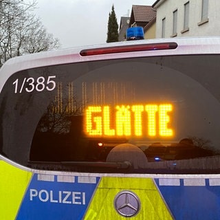 Glatte Straßen in Baden-Württemberg haben für viele Unfälle gesorgt. Die Polizei ist im Einsatz.