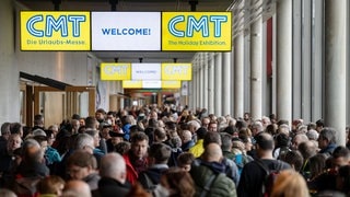 Besucher drängen sich im Gang zwischen den Hallen bei der Urlaubsmesse CMT in Stuttgart.