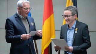 Innenminister Thomas Strobl (CDU, l) überreichte die Rettungsmedaille und Urkunde im Innenministerium an Tobias Schneller, einem 53-jährigen Lehrer. Tobias Schneller hatte im April 2024 nach einer Messerattacke auf ein vierjähriges Mädchen in einem Supermarkt in Wangen im Allgäu den Täter entwaffnet, verfolgt und die Polizei alarmiert.