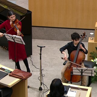 Bei der zentralen Gedenkfeier zum 80. Jahrestag der Befreiung des KZ Auschwitz-Birkenau spielen eine Musikerin und ein Musiker "Allegro Dramatico" von Noga Sivan im Landtag von Baden-Württemberg. 