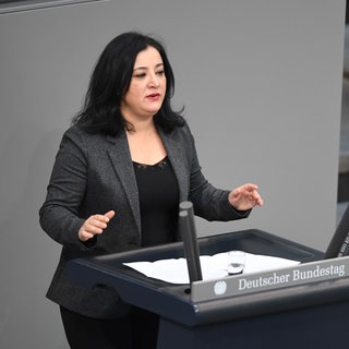 Gökay Akbulut (Linke) spricht in der Plenarsitzung im Deutschen Bundestag.