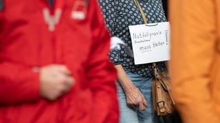 Ein Schild bei einem Protest gegen die Schließung der Notfallpraxis in Brackenheim. Nun haben 13 Städte Klage gegen die Kassenärztliche Vereinigung Baden-Württemberg eingereicht wegen Intransparenz bei der Planung der Schließungen von Bereitschaftspraxen.