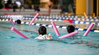 Schülerinnen und Schüler nehmen an einem Schwimm-Intensivkurs teil. Nach dem Urteil gegen zwei Lehrerinnen aus Konstanz sind viele Schwimmlehrkräfte verunsichert.