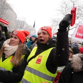 Symbolbild: Teilnehmerinnen und Teilnehmer demonstrieren während eines Warnstreiks im öffentlichen Dienst. Die Gewerkschaft ver.di hat am Freitag zum "Streiktag der Frauenberufe" aufgerufen. 