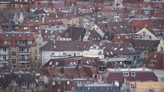 Hausdächer in der Stuttgarter Innenstadt. Das BW-Finanzministerium hat ein Transparenzregistere zu der Steuer für Wohn- und Gewerbegrundstücke veröffentlicht. 