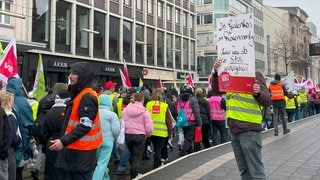 Ein Demonstrationszug in Mannheim. Zahlreiche Beschäftigte im öffentlichen Dienst sind dem Aufruf zur Warnstreik-Woche der Gewerkschaft ver.di in BW gefolgt - gleichwohl gedenkt man den Opfern der Amokfahrt, die am Rosenmontag in Mannheim stattgefunden hatte.