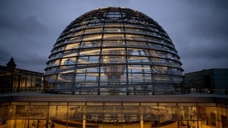 Die Kuppel des Reichstagsgebäudes wird über der Fraktionsebene am Morgen erleuchtet. BW-Politiker leiten fünf Arbeitsgruppen in den Koalitionsverhandlungen.