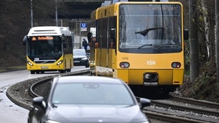 Ein Bus, eine Stadtbahn und Autos fahren in Stuttgart. Beim Mobilitätsgesetz geht es auch um die Finanzierung des Nahverkehrs.