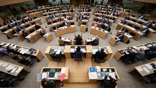 Abgeordnete sitzen während einer Landtagssitzung im Plenarsaal des Landtags von Baden-Württemberg. Symbolbild für den BW-Trend im Oktober 2024.