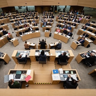 Abgeordnete sitzen während einer Landtagssitzung im Plenarsaal des Landtags von Baden-Württemberg. Symbolbild für den BW-Trend im Oktober 2024.