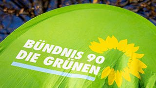 Logo der Partei Bündnis 90Die Grünen auf einer Fahne als Symbolbild für den BW-Trend, der aktuellen Umfrage zur Landespolitik in Baden-Württemberg