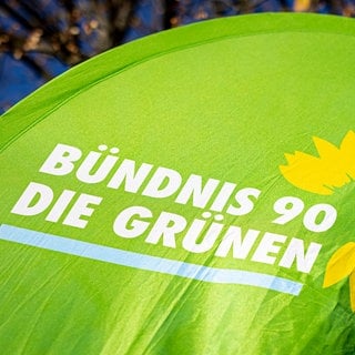 Logo der Partei Bündnis 90Die Grünen auf einer Fahne als Symbolbild für den BW-Trend, der aktuellen Umfrage zur Landespolitik in Baden-Württemberg