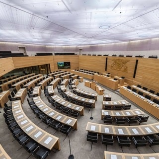 Blick in den Plenarsaal des Landtags von Baden-Württemberg als Symbolbild für die aktuelle Umfrage BW-Trend im Dezember 2024