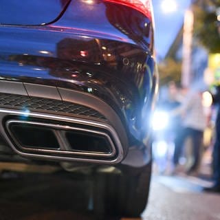 Polizist kontrolliert Autoposer der Tuning-Szene