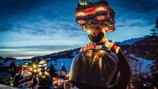 Silvesterchläuse bei ihrem Umzug im Appenzellerland