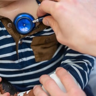 Kind wird von Kinderarzt untersucht. Symbolbild: RS-Virus verbreitet sich im Raum Bodensee-Oberschwaben