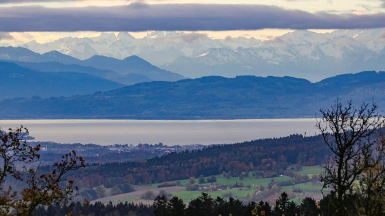 Blick vom Berg "Höchsten“ auf den Bodensee, das Schweizer Ufer und die durch den Föhn sichtbaren Alpen.