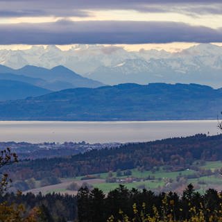 Blick vom Berg "Höchsten“ auf den Bodensee, das Schweizer Ufer und die durch den Föhn sichtbaren Alpen.