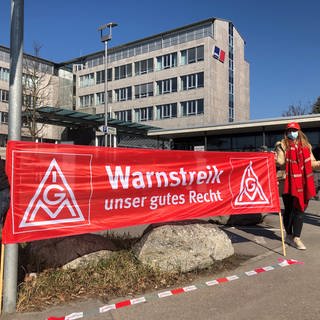 Transparent zum Warnstreik vor MTU-Werk in Friedrichshafen