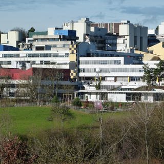 Die Universität Konstanz am Stadtrand.