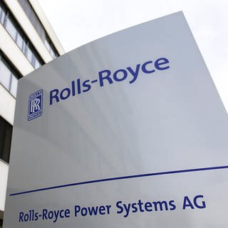 Vor einem Gebäude steht ein Firmenschild mit der Aufschrift "Rolls-Royce Power Systems AG"