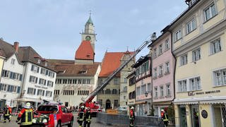 In Überlingen ist am Dienstagabend in einem Haus in der Altstadt ein Feuer ausgebrochen. Am Mittwoch sind die Rettungskräfte weiter vor Ort.