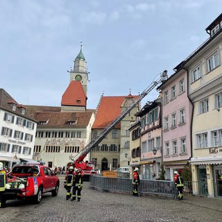 In Überlingen ist am Dienstagabend in einem Haus in der Altstadt ein Feuer ausgebrochen. Am Mittwoch sind die Rettungskräfte weiter vor Ort.