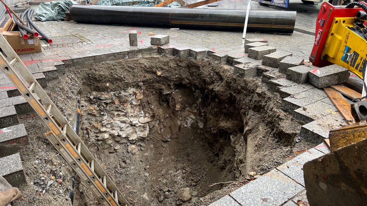 Mauerreste in einer Grube am Marienplatz in Ravensburg