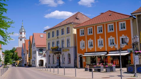 Blick auf die sonnige Martkstraße in Bad Wurzach