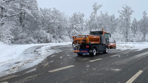 Ein Schneeräumfahrzeug auf der Straße. Es schneit seit Freitagnachmittag in der Region Allgäu-Oberschwaben und am Bodensee, wegen der starken Schneefälle sind die Winterdienste sind im Einsatz. (Foto: SWR)