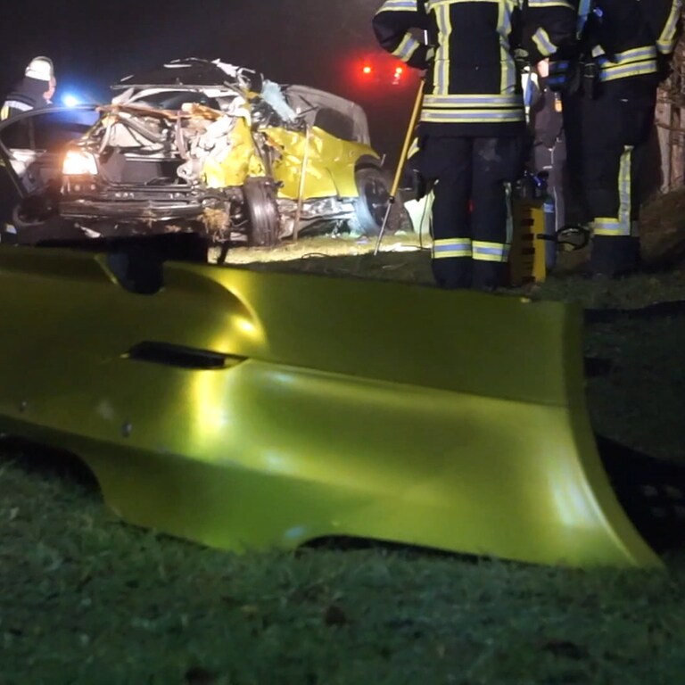 Tödlicher Unfall An Bahnübergang: Zug Kollidiert Mit Auto - SWR Aktuell